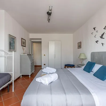 Vicere' Maqueda Pensión *